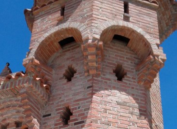 detall torre casa totxos artesanals Bòbila Aguilera a Piera