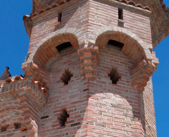 detall torre casa totxos artesanals Bòbila Aguilera a Piera